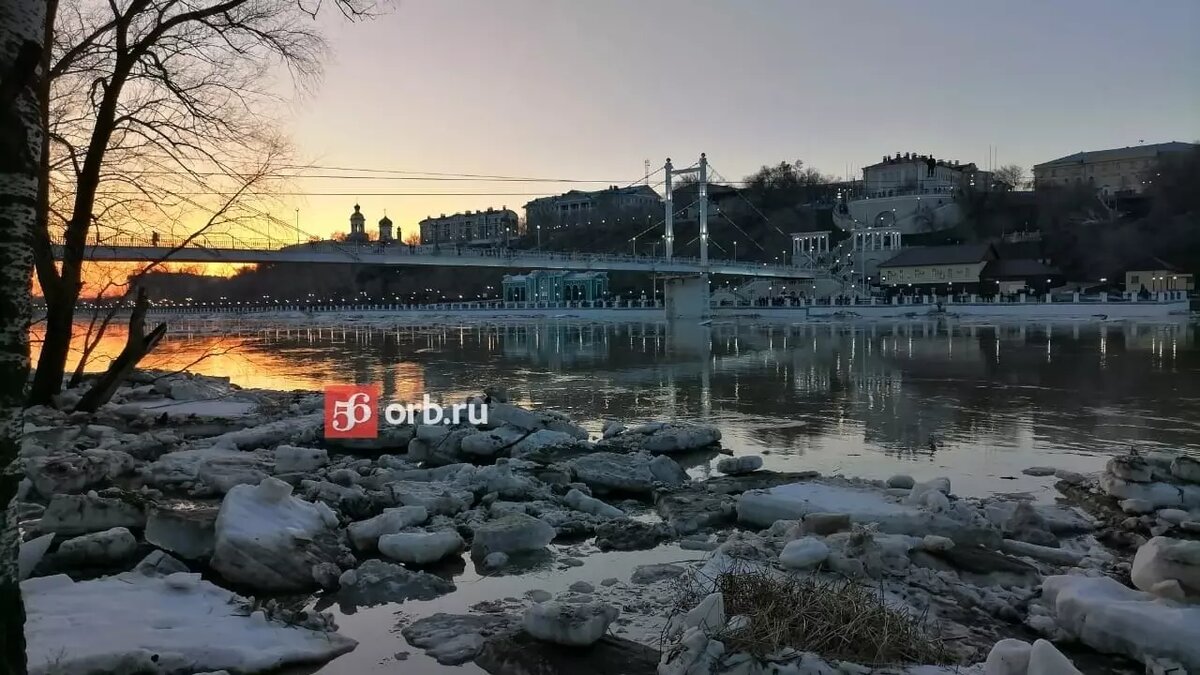 Прыжки по краю: подростки развлекаются на дрейфующих по Уралу льдинах в  Оренбурге | 56orb.ru | Дзен