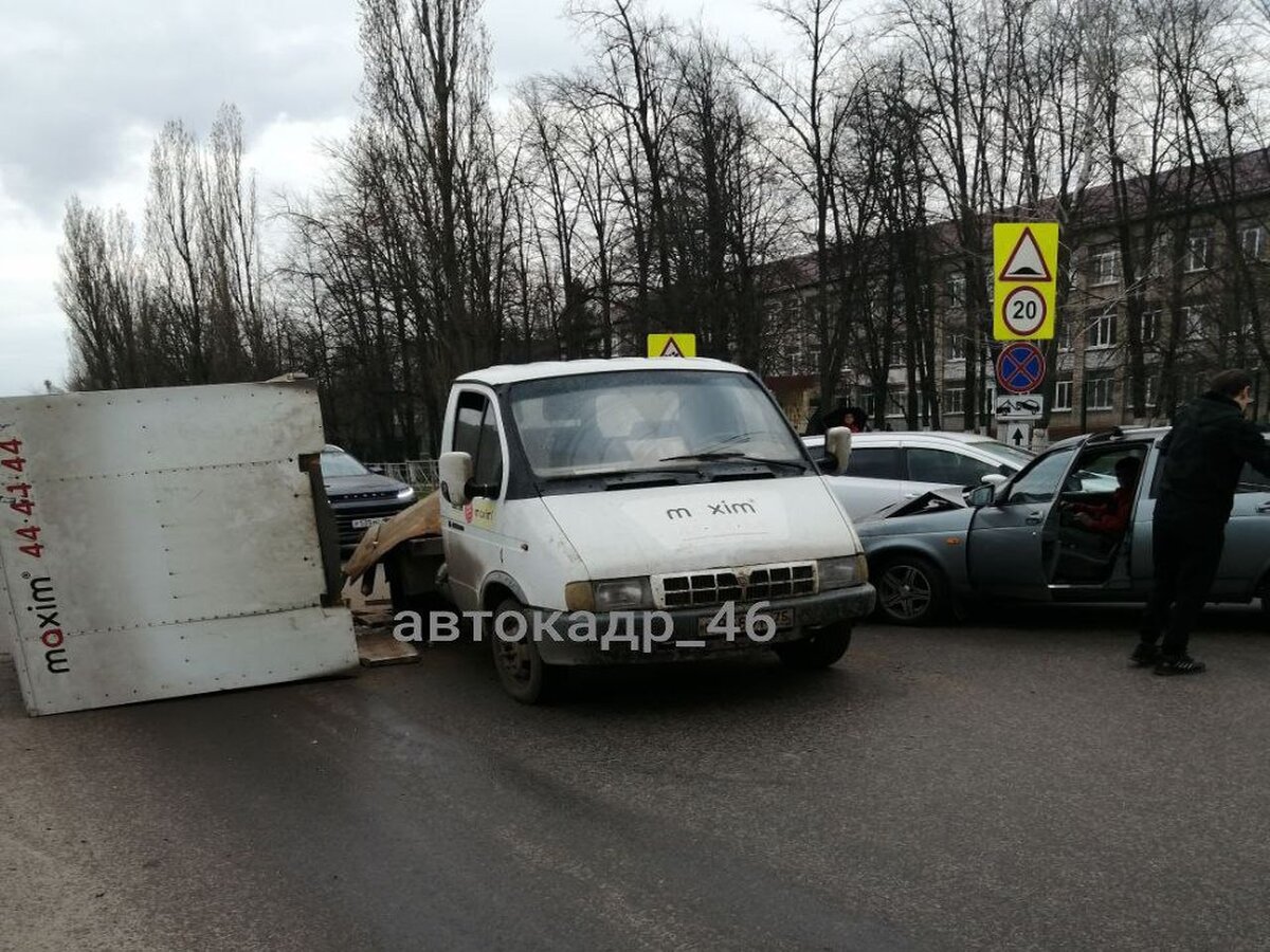    Утро в Курске началось с серьёзного ДТП с грузовиком