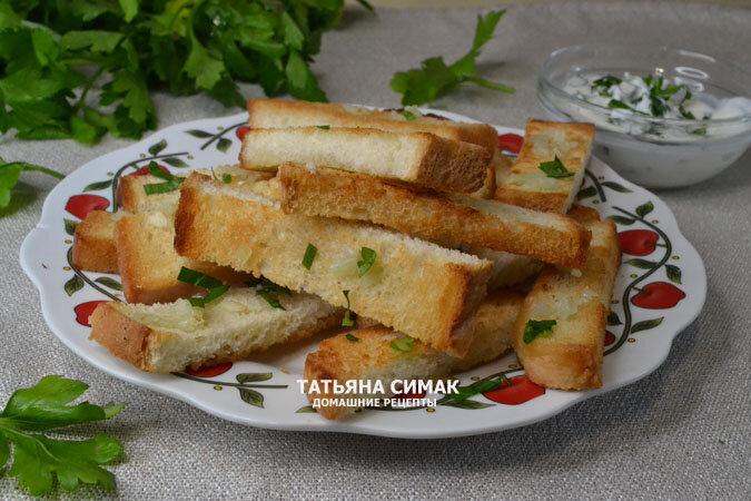 Гренки из белого хлеба на сковороде с чесноком. Гренки с чесноком вкусные, хрустящие. Подают их, как для перекуса, так и к любому первому блюду. Берем пшеничный белый хлеб или батон.
