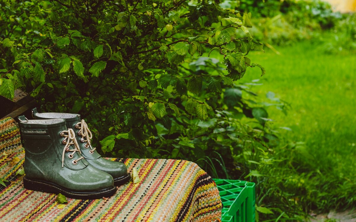 Россияне ринулись покупать резиновую обувь в ожидании дачного сезона.  Фото: unsplash.com