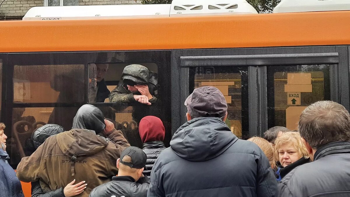     В вооруженном конфликте между РФ и Украиной могут вновь быть подняты ставки. Президент Украины Зеленский подготавливает новую волну мобилизации в стране, ссылаясь на аналогичные планы в РФ. А Франция вот-вот отправит Незалежной подкрепление в виде батальонной тактической группы.