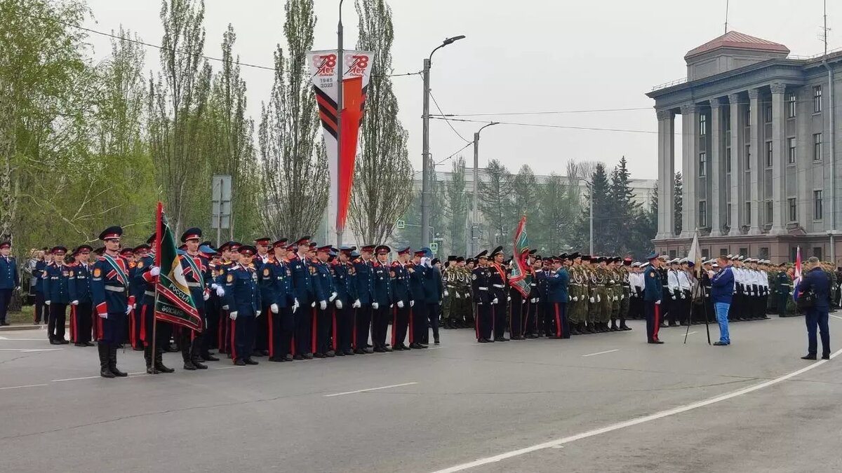    Подрядчику предстоит изготовить, установить и демонтировать 250 баннерных панно и 210 флагов.