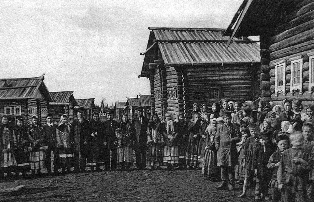 Гулянье в деревне на празднике. Начало ХХ в. Фото из открытых источников.