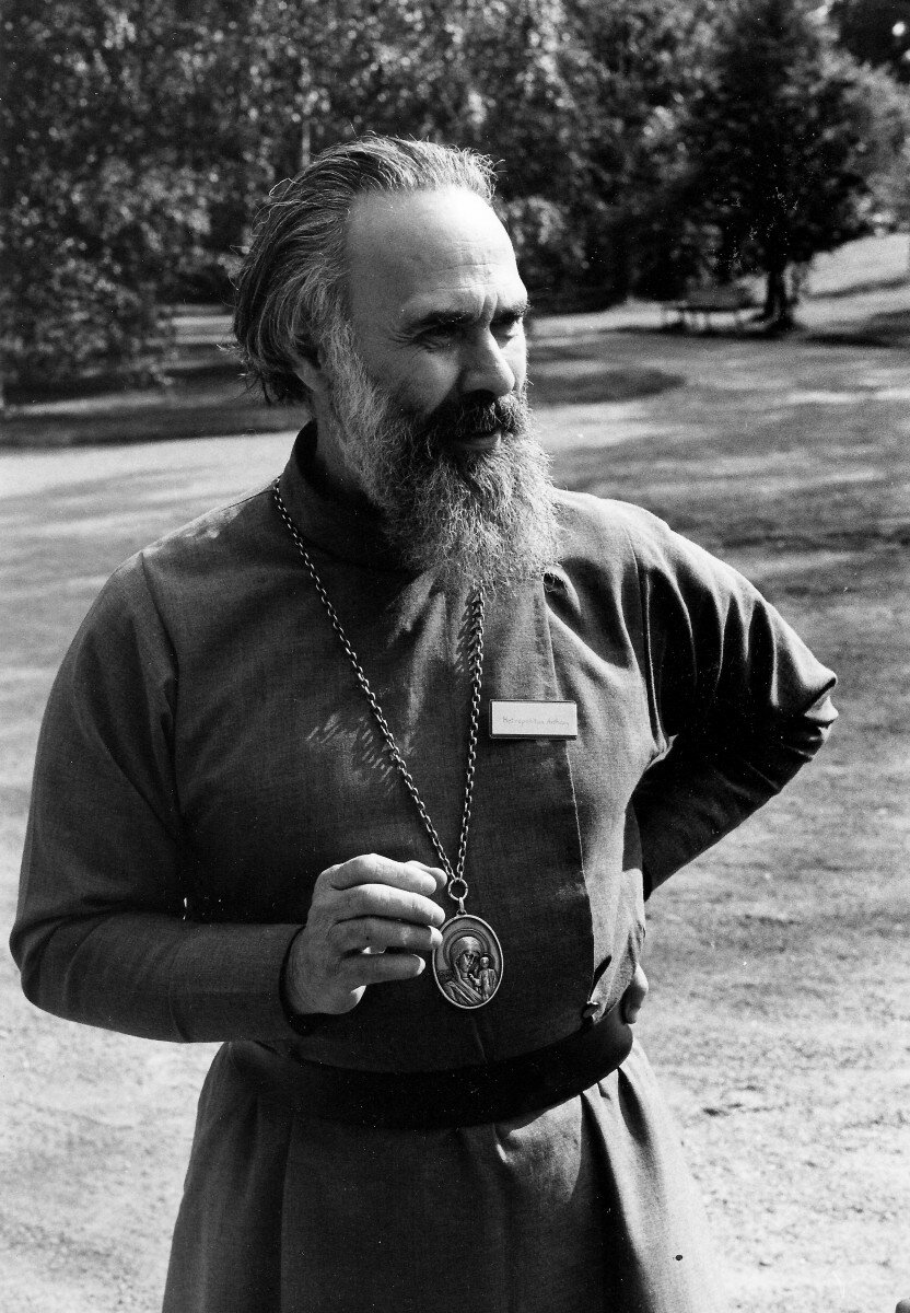 Митрополит Антоний Сурожский (1914-2003), архиепископ Великобритании и Ирландии, Патриарший экзарх Западной Европы (1965-1974), почётный доктор наук Абердинского университета (1973), Кембриджского университета (1996), Московской Духовной академии (1983) и Киевской духовной академии (1999), один из известнейших православных миссионеров XX века.