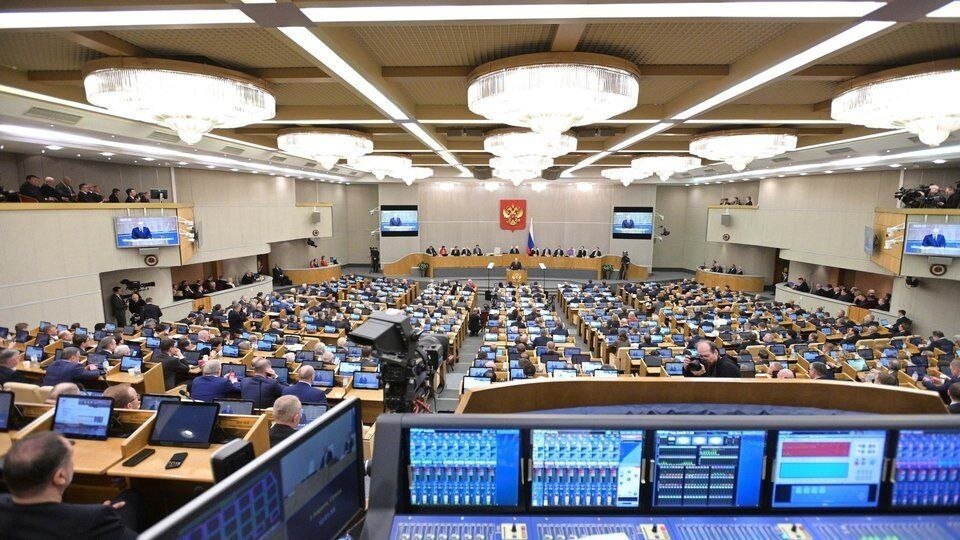 Больше трёх часов длился отчёт в ходе которого российский премьер рассказывал о работе правительства. Не читая отчёта, а лишь изредка прибегая к подсказкам. Многие отметили: это говорит о вовлечённости и понимании процессов.