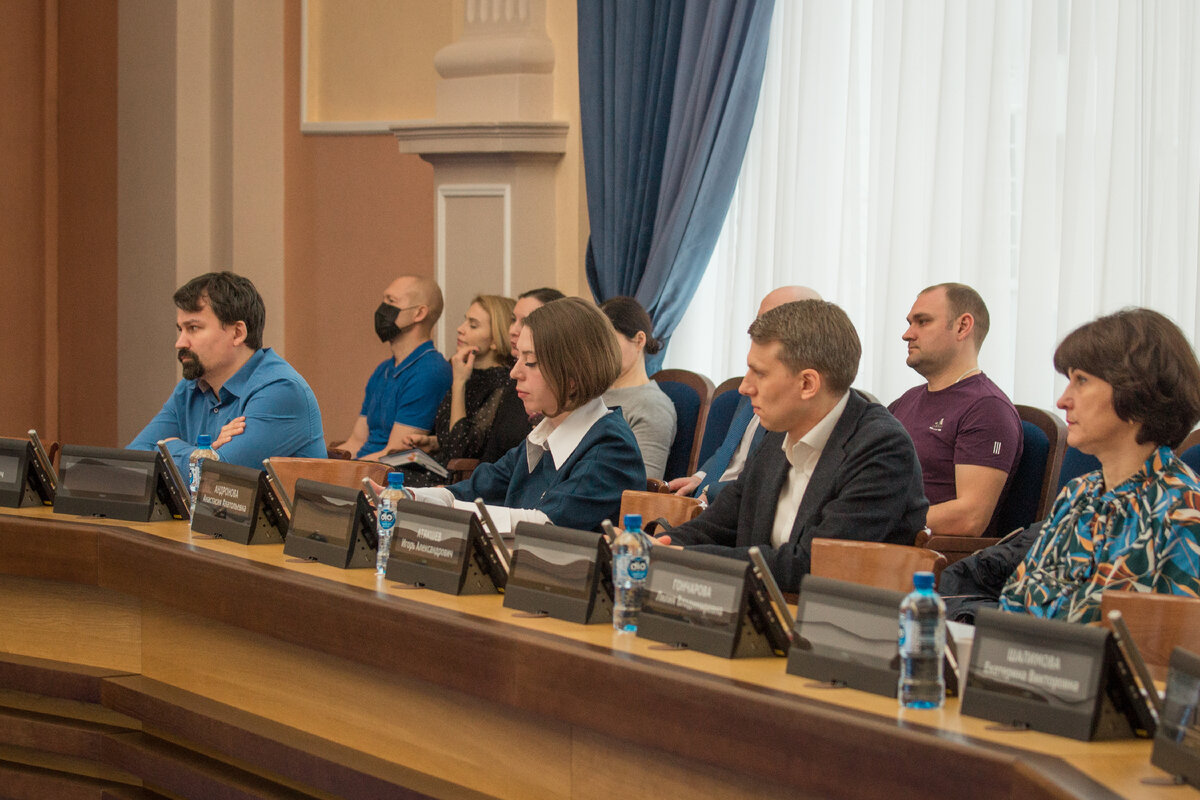 Антон Бурмистров, Анастасия Андронова, Игорь Атякшев, Лилия Гончарова на заседании постоянной комиссии по социальной политике и образованию