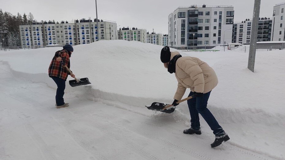    Родители воспитанников детского сада помогают с уборкой снега. Автор фото: соцсети