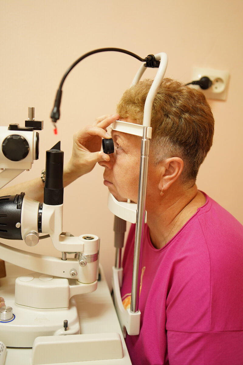 Кератоконус — офтальмологическая патология, характеризующаяся дистрофическим изменением роговицы, расстройствами и снижением зрения. Проявляется она искажением изображения, засветами и ореолами вокруг источников света, монокулярной диплопией. Основаниями для выставления диагноза становятся преимущественно данные инструментальных исследований  (скиаскопия, компьютерная кератометрия, когерентная томография и др.). Лечение хирургическое, включая имплантацию стромальных колец, кератопластику.