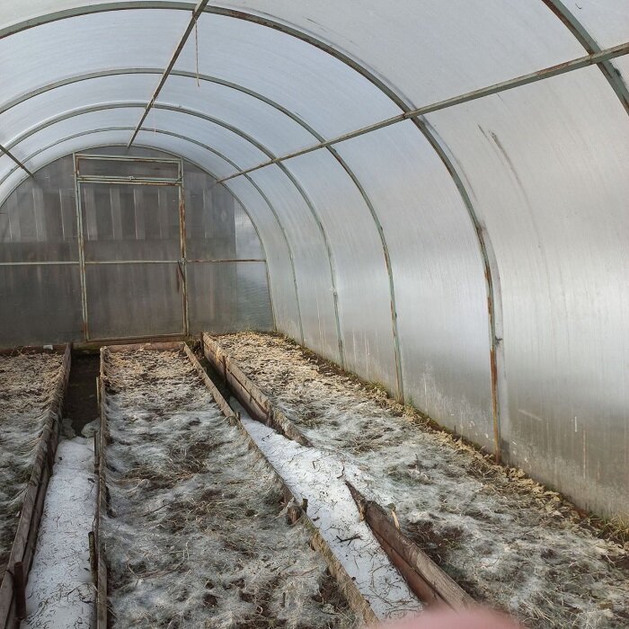 Теплица после зимы. Снег еще не растаял.
