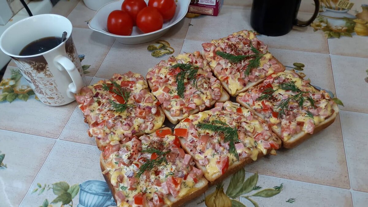 Всем огромный привет! Сегодня на нашем кулинарном канале мы приготовим что-то особенное и очень вкусное — горячие бутерброды, которые мы превратим в мини-пиццы. Это идеальный рецепт для тех, кто ищет простое и быстрое решение для вкусного перекуса или неожиданного прихода гостей.