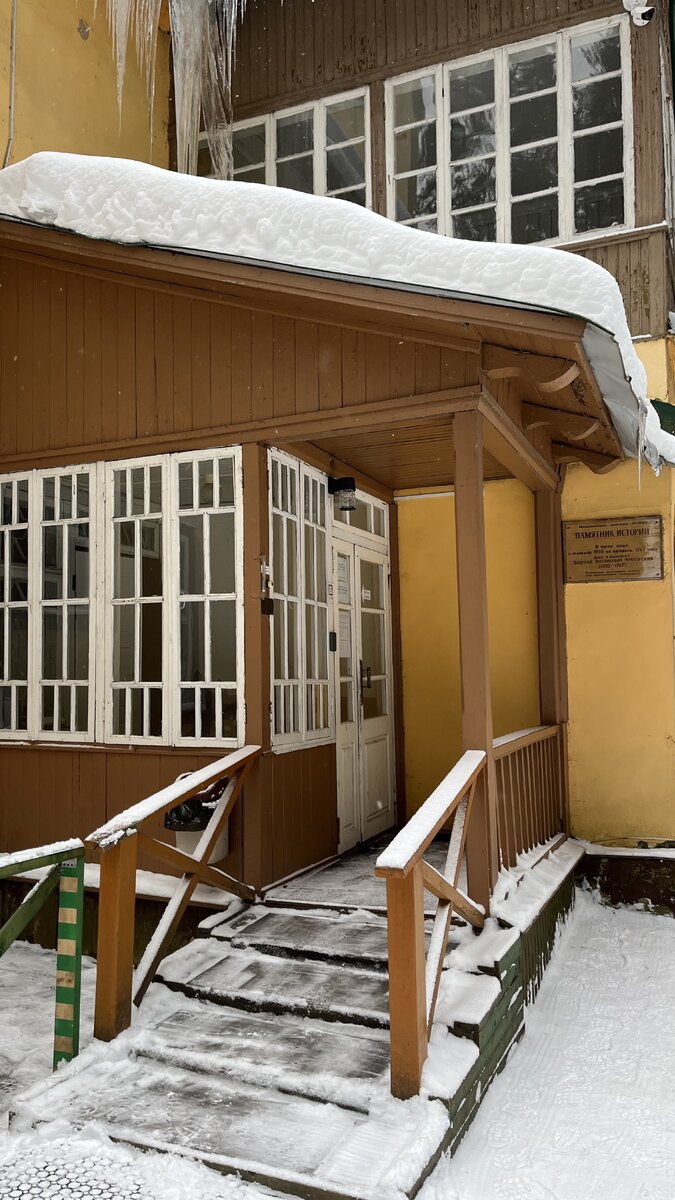 "В этом доме с февраля 1938 года по октябрь 1969 года жил и работал Корней Иванович Чуковский"