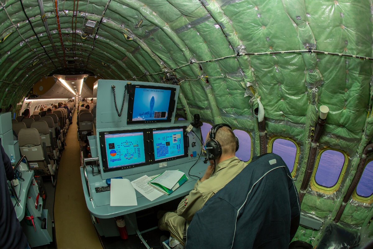 Во время сертификационных полетов на борту самолетов устанавливается регистрирующая аппаратура: вверху и внизу справа – на МС-21, внизу слева – на летающей лаборатории Ил-76ЛЛ