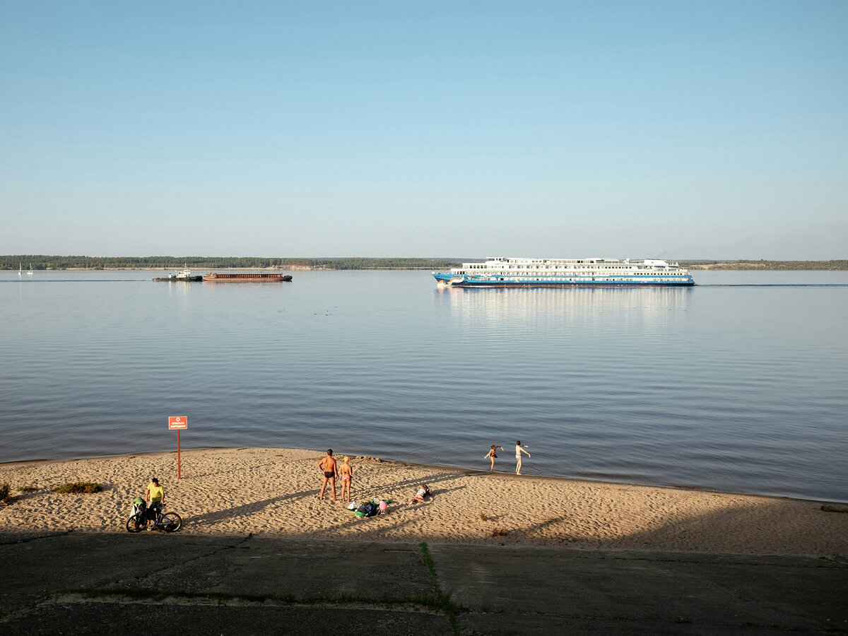 Если вы едете в круиз на неделю и дольше, возьмите с собой одежду на разную погоду — климат в городах может отличаться. Фото: Dmitry Ant / Unsplash