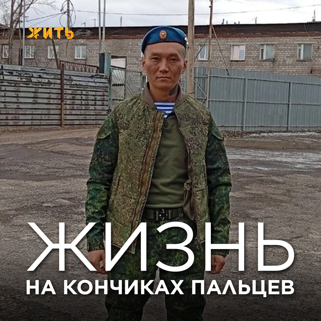 В почти кромешной тьме группа бойцов добежала до точки эвакуации и запрыгнула в ожидавшую их машину. Машина уже тронулась с места, как вдруг сверху на нее свалился дрон-камикадзе, порвав крышу, провалился внутрь и взорвался. Ребят в бронежилетах буквально раскидало по салону...😳 
Одному из бойцов не повезло — осколком ранило шею в том месте, где находится сонная артерия. Если ничего не предпринять, человек с таким ранением живет пять-семь минут и погибает от потери крови.

Командир отряда с позывным Ангел отчаянно боролся за него, ведь это же друг с учебки, братан. Всю дорогу он зажимал рану пальцами, и его друг выжил!🙏🙏🙏

Мы гордимся нашими ребятами. Вы герои! 👏👏👏
