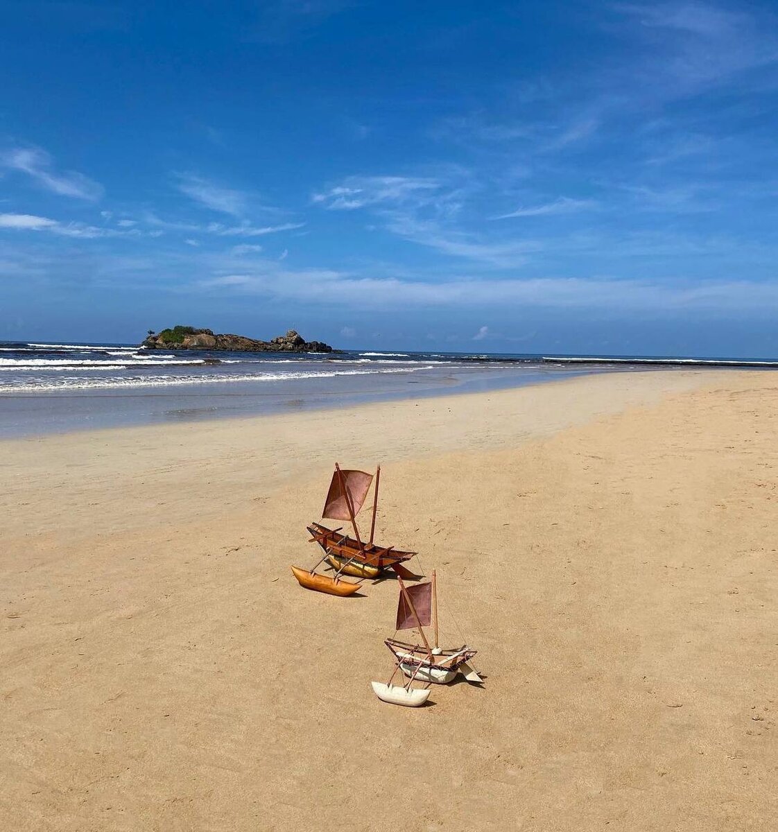 Пляж Бентоты популярен тем, что часто здесь проводят свадебные церемонии. Фото автора