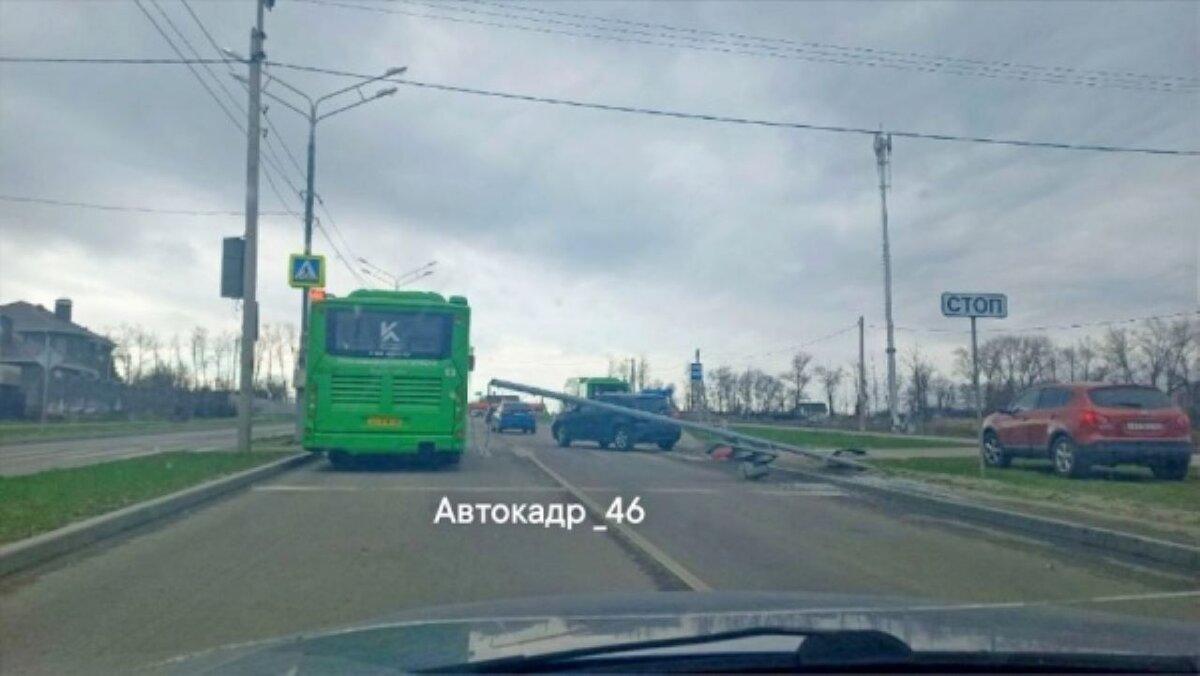    В Курске светофор упал на проезжую часть