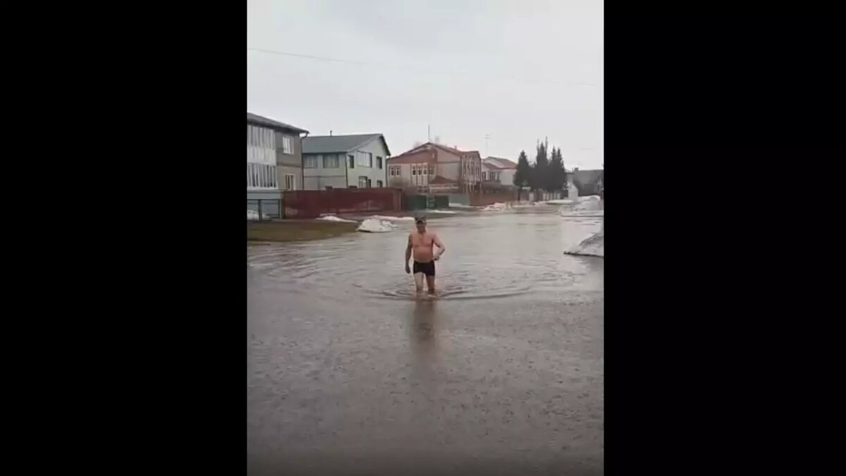     В Хакасию паводки пока, по сути, не пришли, а вот Алтайский край уже вовсю топит. Глава Солнечного сельсовета Алексей Дуров «погрузился в ледяную ванну» и проплыл по улице затопленного поселка, чтобы привлечь внимание к бездействию местных властей.