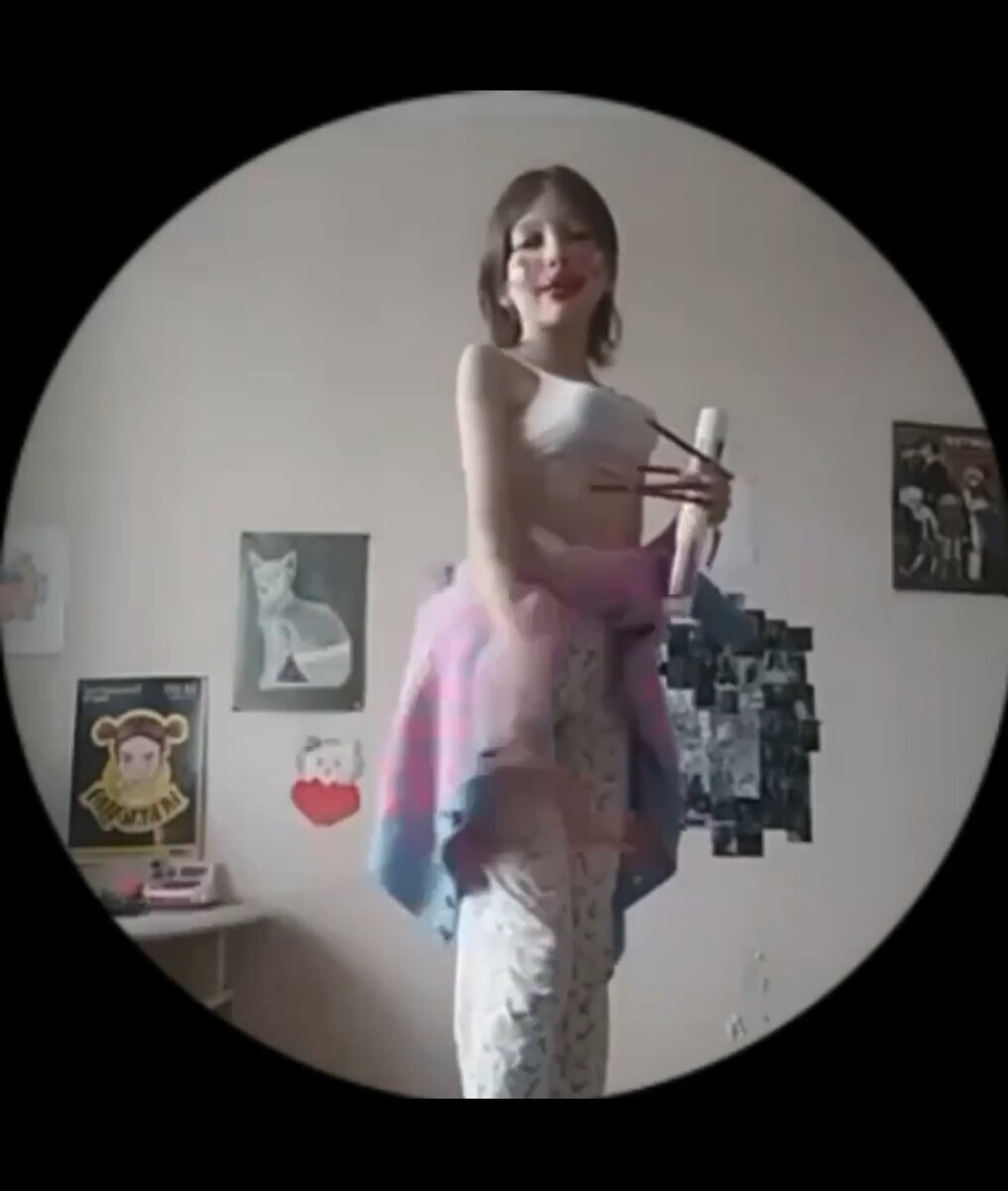 Скриншот видео. Девочка изображает Инстасамку под её песни