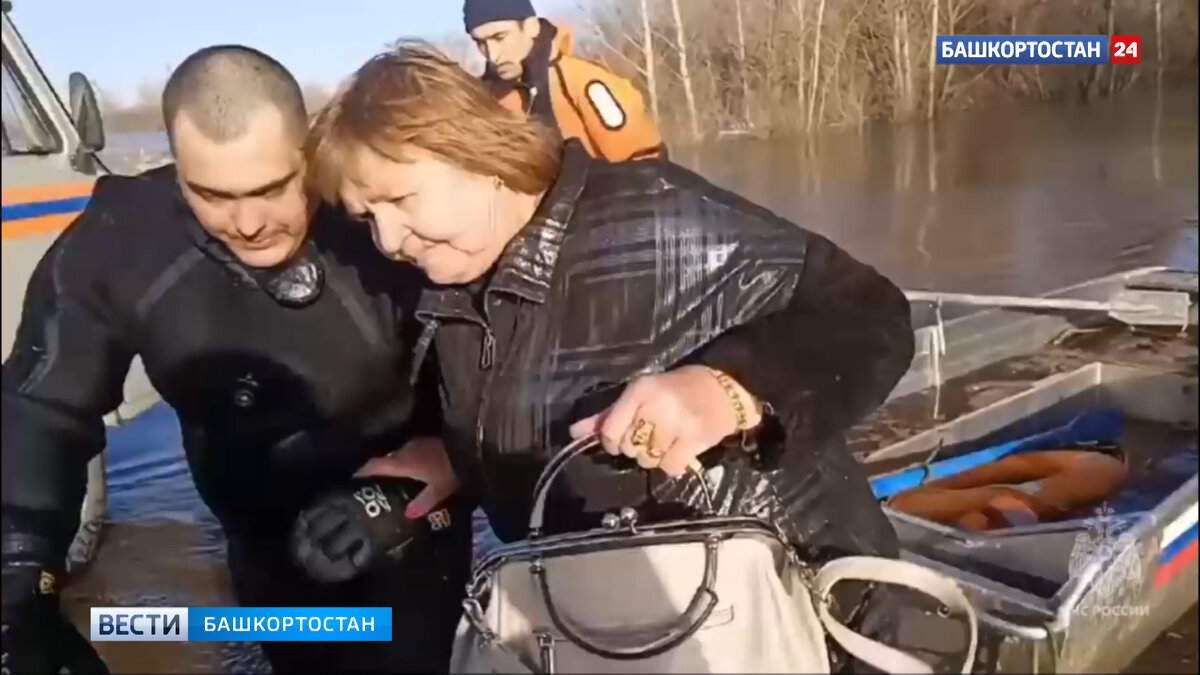    МЧС опубликовало видео спасения семьи и кадры аэросъемки паводка в Кушнаренковском районе Башкирии