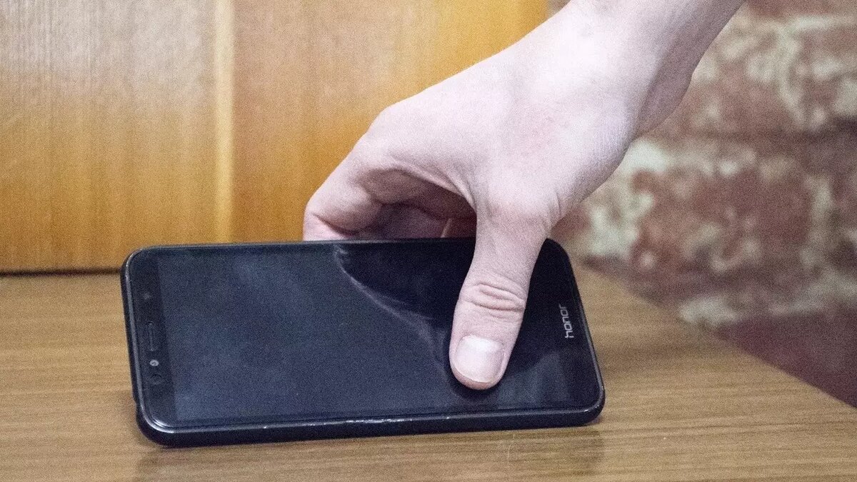     Выхватил преступник телефон у обратившегося намеренно — и даже продумал план побега. Мотив был самый что ни на есть типичный — алкоголь.