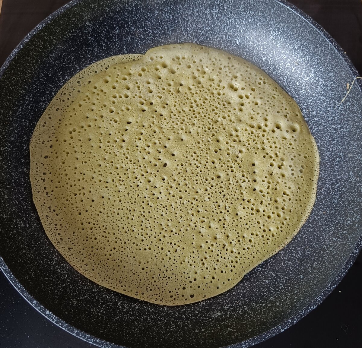 Из предложенного количества ингредиентов у меня получилось 7 блинчиков. Диаметр сковороды 24 см.