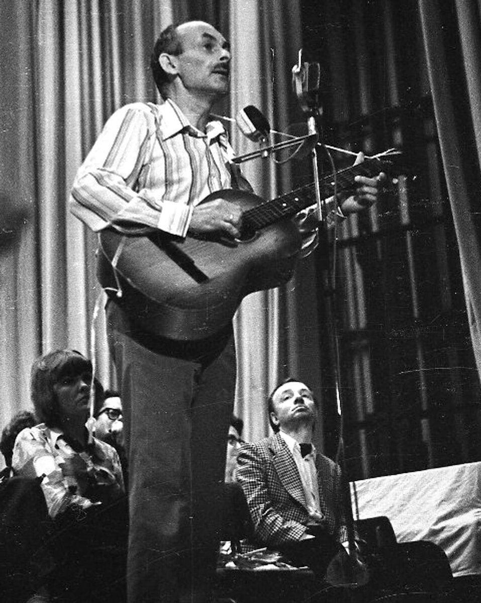 Булат Окуджава на 20-летии журнала «Юность». 10 июня 1975 г.
Фото: Сергей Васин, Мультимедиа Арт Музей, Москва
