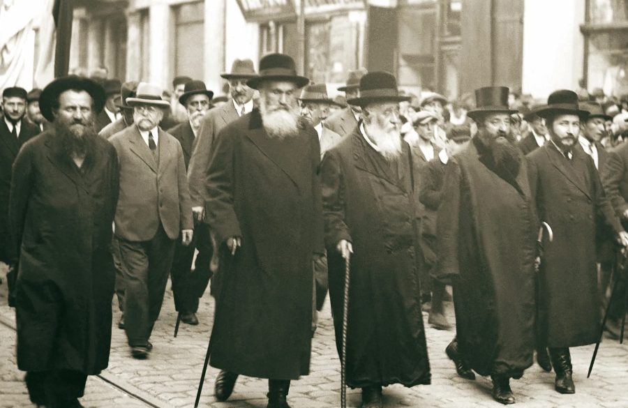 20 марта (2 апреля) 1917 года, Временный Кабинет министров отменил знаменитую "черту оседлости" - ту самую незримую границу, за которой евреям было строго-настрого запрещено селиться.