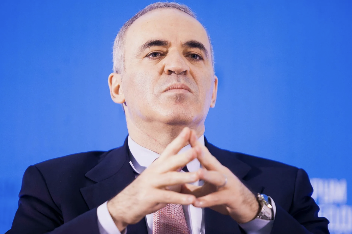 Деловая беседа. Без переговоров. Без переговоров. Мужчины жмут руки. Без переговоров.