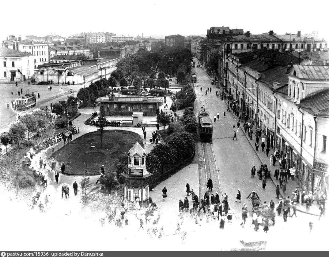 https://pastvu.com/p/15936. Вид с другой стороны сквера. Видно откуда сделан кадр из архива.