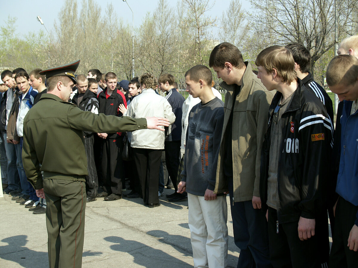 Пошел за правами - получи обязанности: мигрантам раздают повестки в ГИБДД |  Царьград. Владимир/Иваново | Дзен