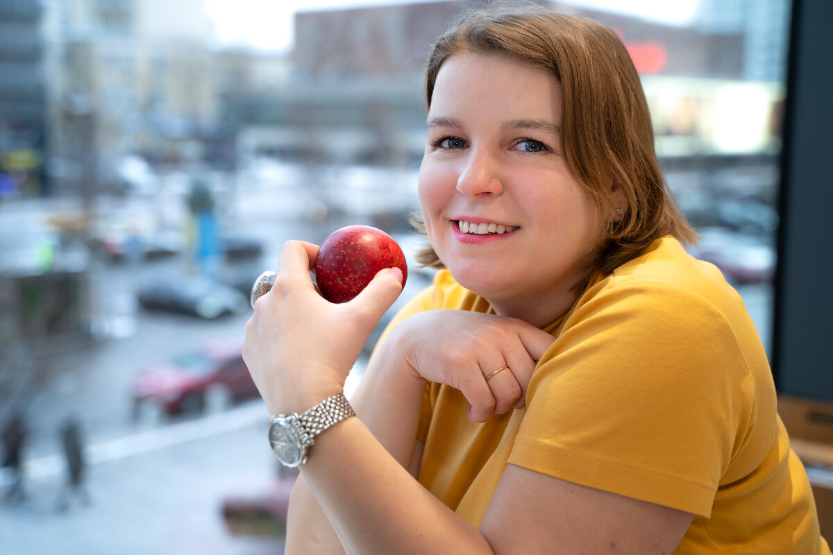Всем привет! Меня зовут Елена Сокол и я логопед-практик я помогаю обычным мамам из нашей с вами жизни заниматься со своими детьми самостоятельно. Я адепт и практик семейного образования.