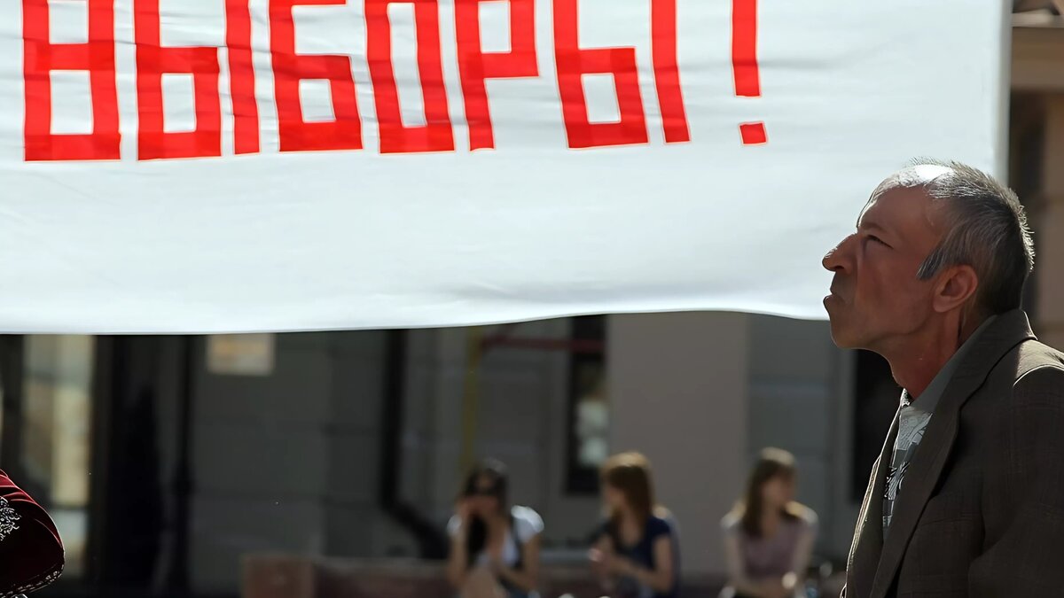     Мужчина нанёс надписи, которые суд истолковал как дискредитацию вооружённых сил.