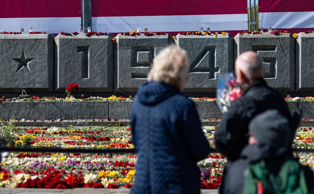 Празднование 77-й годовщины Победы в Великой Отечественной войне на территории мемориального комплекса "Памятник воинам Советской Армии – освободителям Советской Латвии и Риги от немецко-фашистских захватчиков" в Риге, 9 мая 2022 / Sputnik