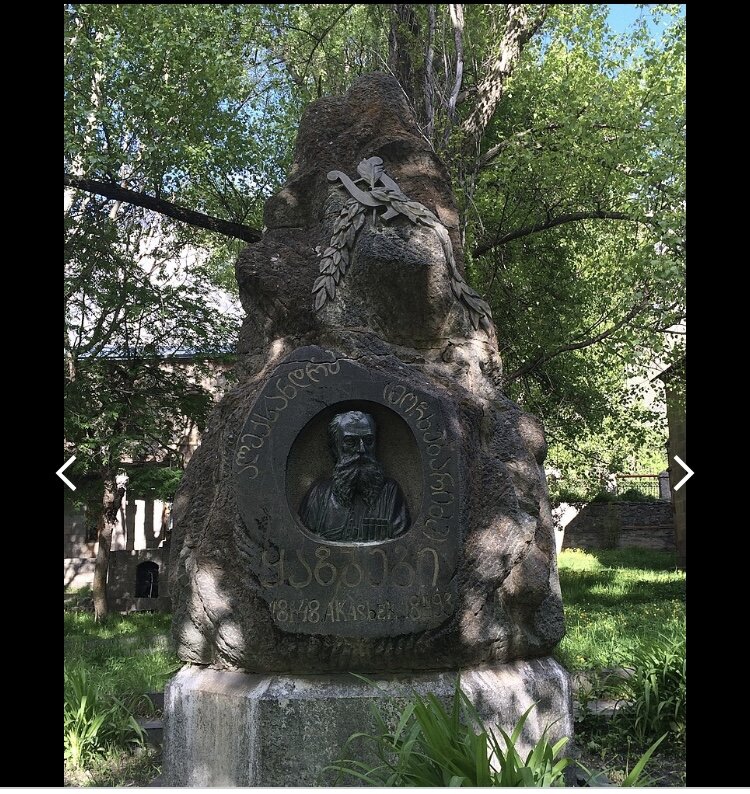 Памятник на могиле А. Казбеги