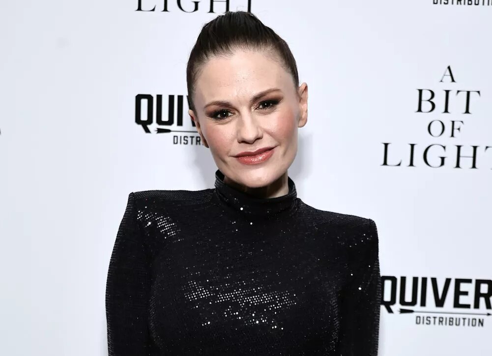    Звезда “Настоящей крови” Анна Пакуин вышла на ковровую дорожку с тростью