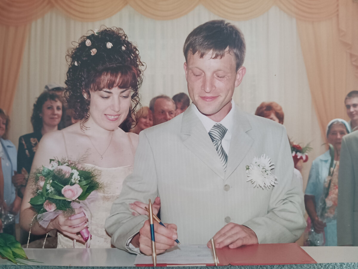 Вот на этом фото почти видно корсет. Но больше видно жениха, который расписывается, как будто он министр🤣🤣🤣