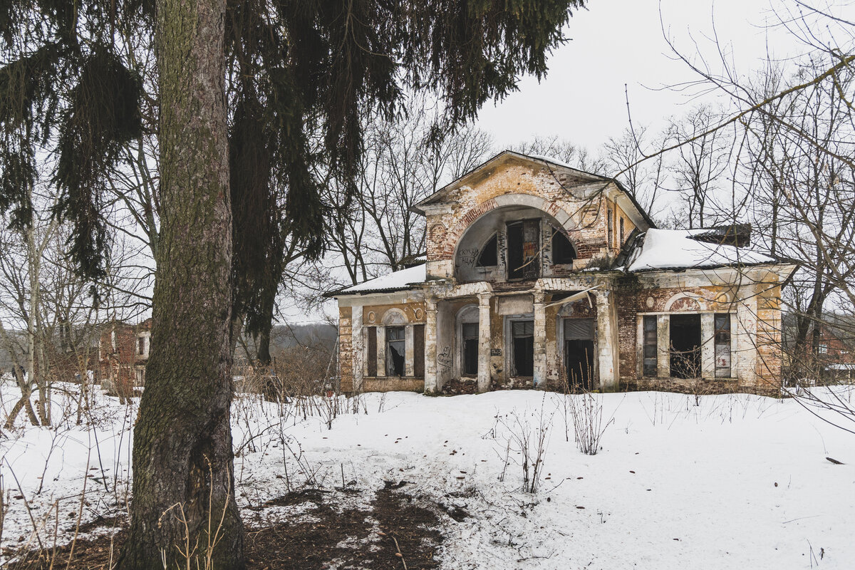 Фасад усадьбы Ляхово со стороны усадебного парка. Фото автора.