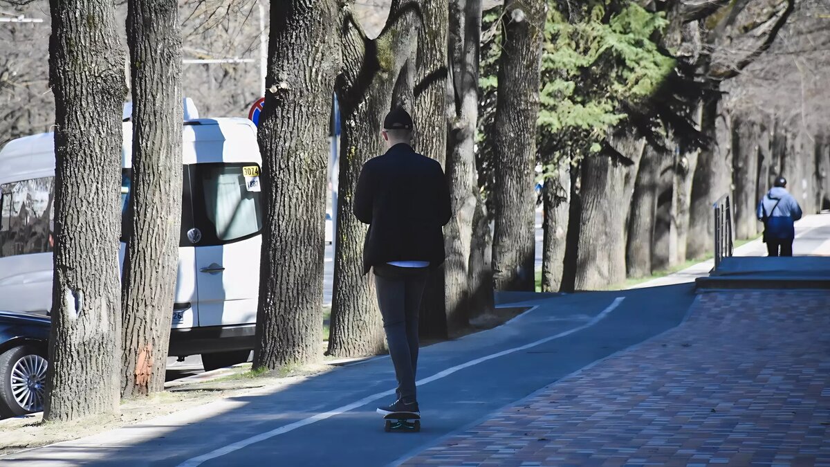     По словам водителей и очевидцев, многие из них не соблюдают правила ПДД и безопасности, а также мешают проезду машин