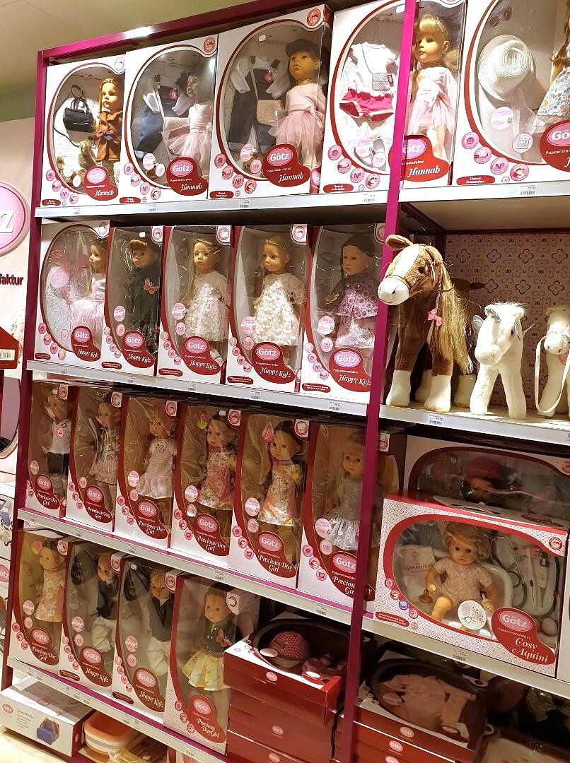 Куклы Götz. Витрина KDW 2019 год. Центральный Универмаг Берлина. Возле лошадки стоит моя Лаура из предыдущего поста.
