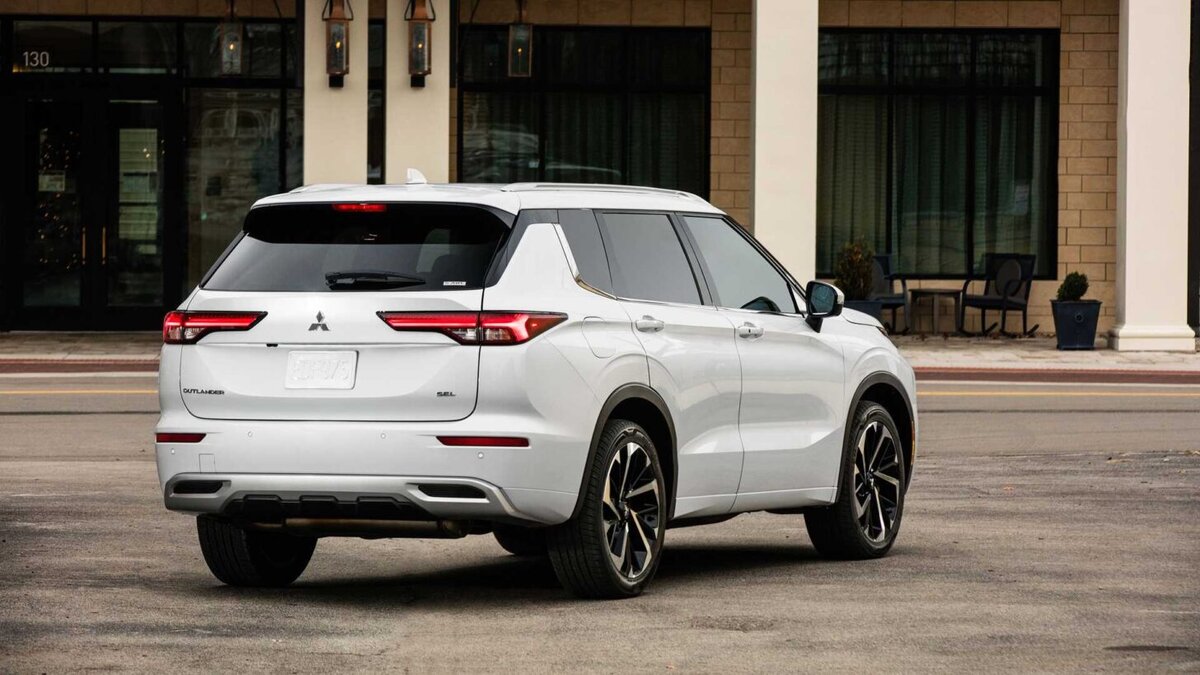 В Россию приехали Mitsubishi Outlander с мотором и коробкой передач от  Nissan X-Trail. Есть версии как с передним приводом, так и с полным |  iXBT.com | Дзен