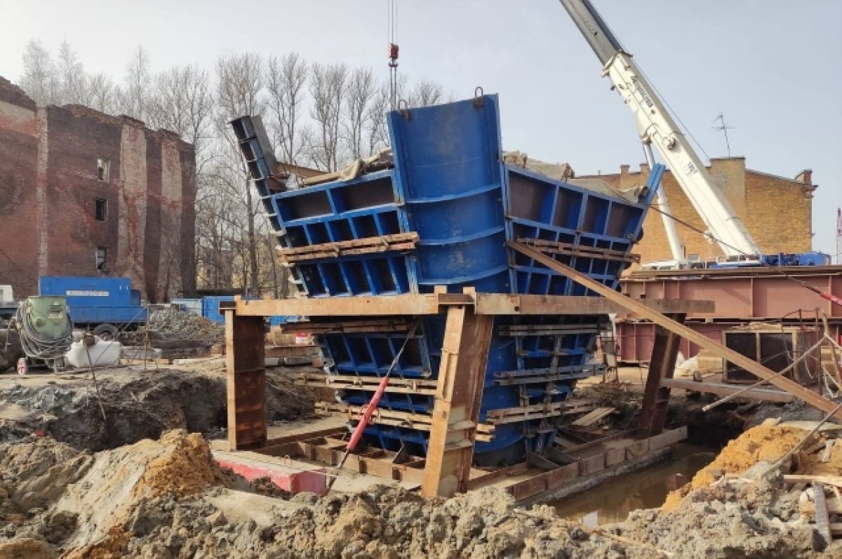    Стойка имеет сложную геометрическую форму, входя с остальными девятью стойками в единый архитектурный ансамбль.