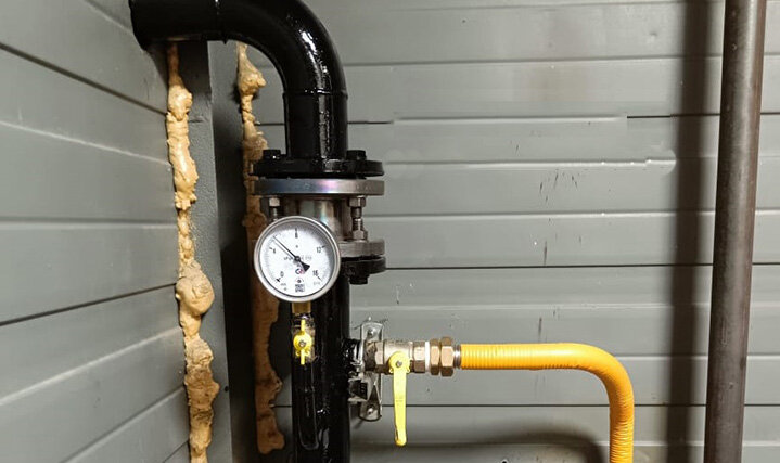 Манометр на газовой трубе