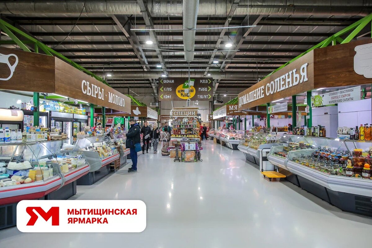 Торговый ряд на Фермерском рынке Мытищинской ярмарки, где вы можете купить сливочное шоколадное масло 