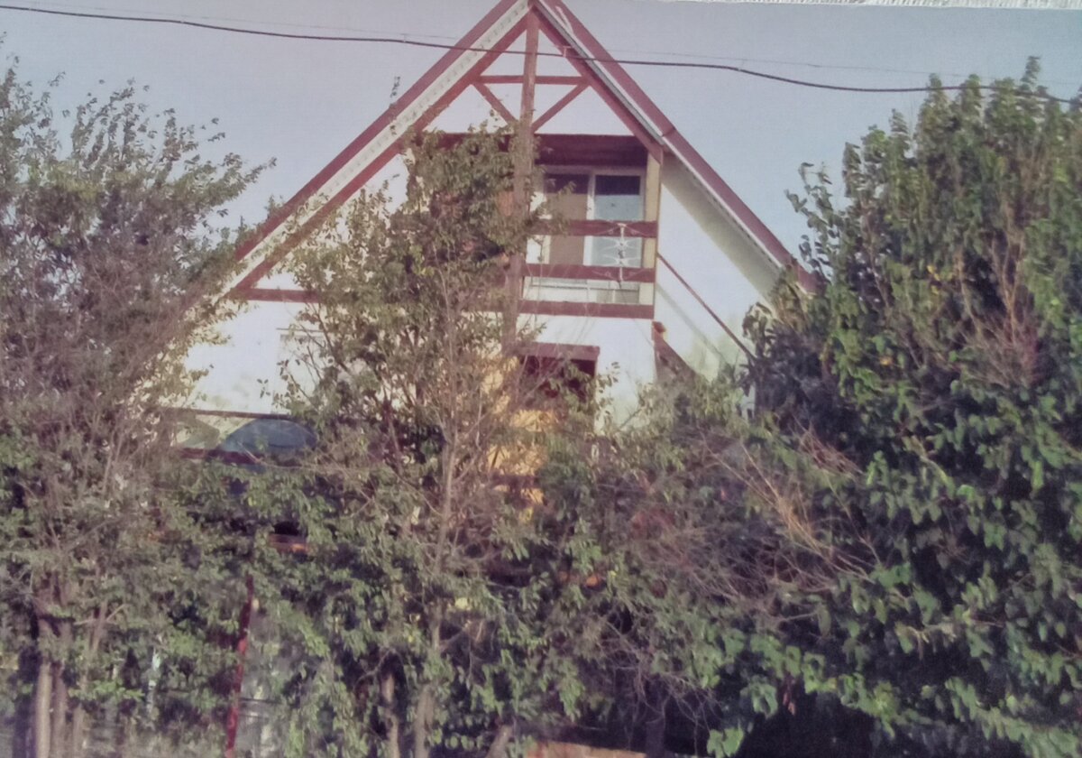 Вид с улицы.В нём есть где разместиться нам и нашим друзьям.