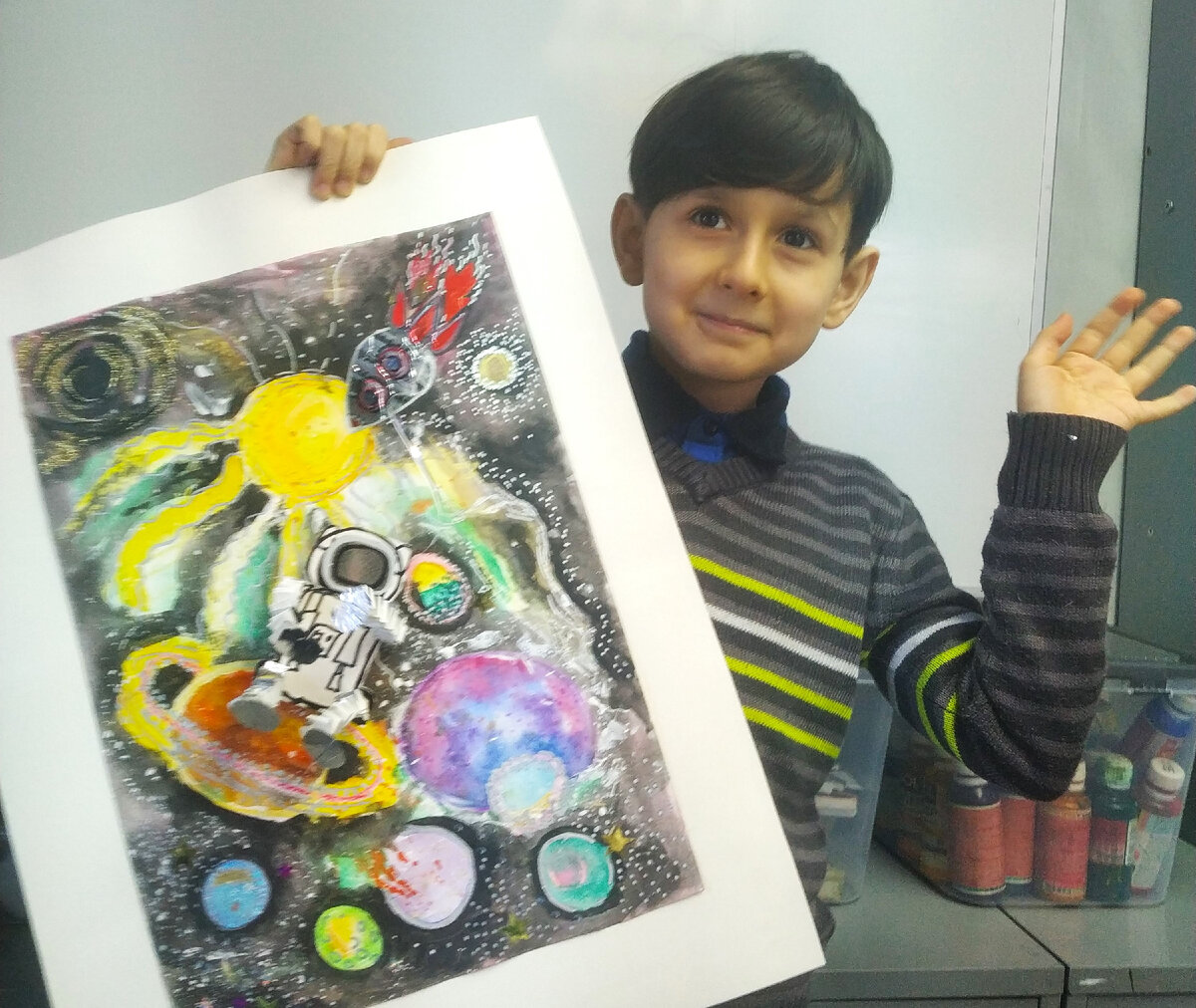 Зто юный художник Михаил.