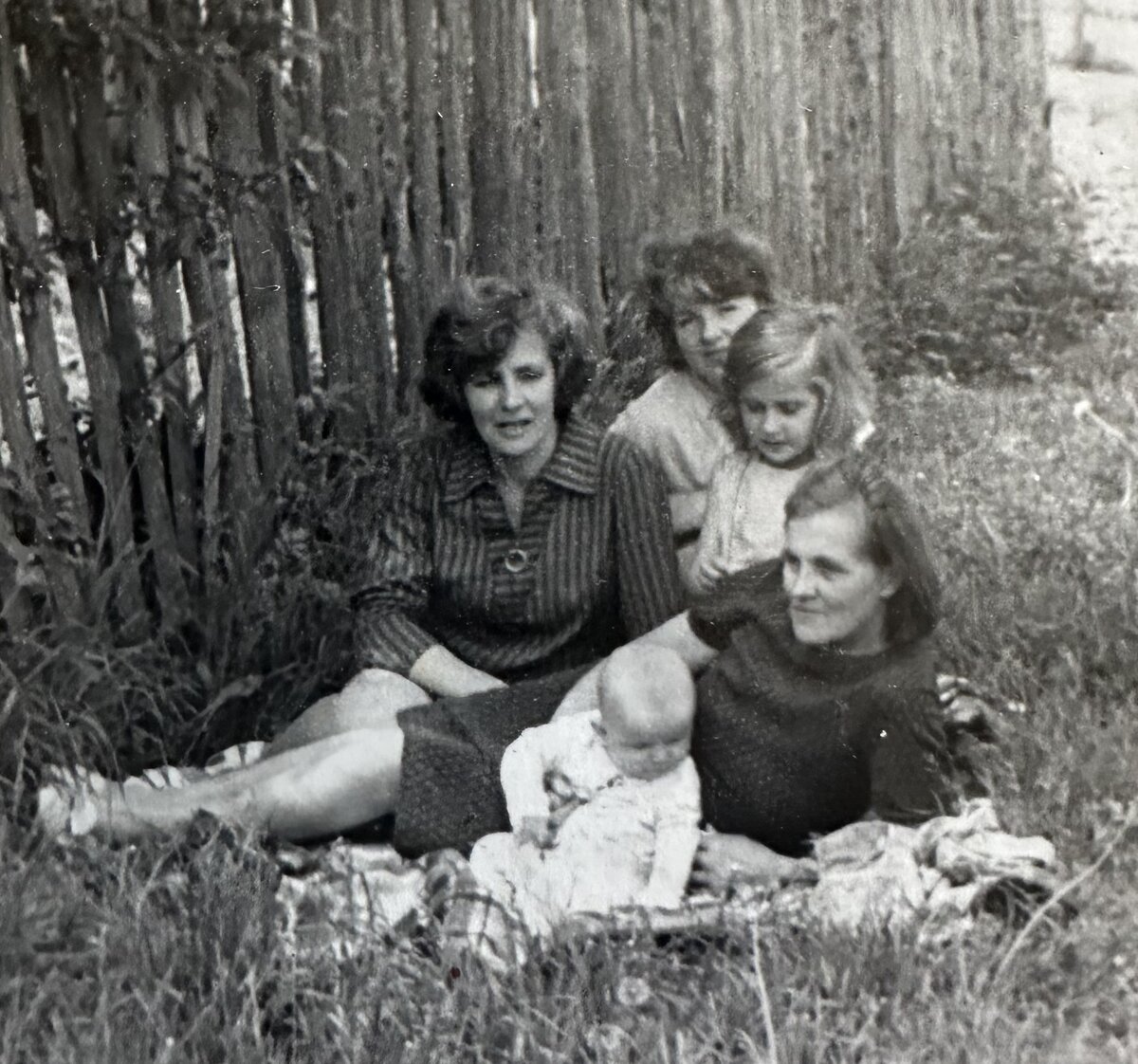 Мама, бабушка, тетя Ира, я и мой двоюродный брат Виталик.