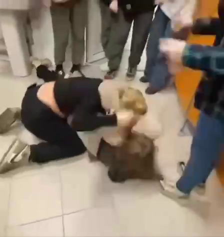 Подростки позвали гулять 10-летнюю девочку, завели в туалет и не давали выйти. Фото: тг-канал Readovka 