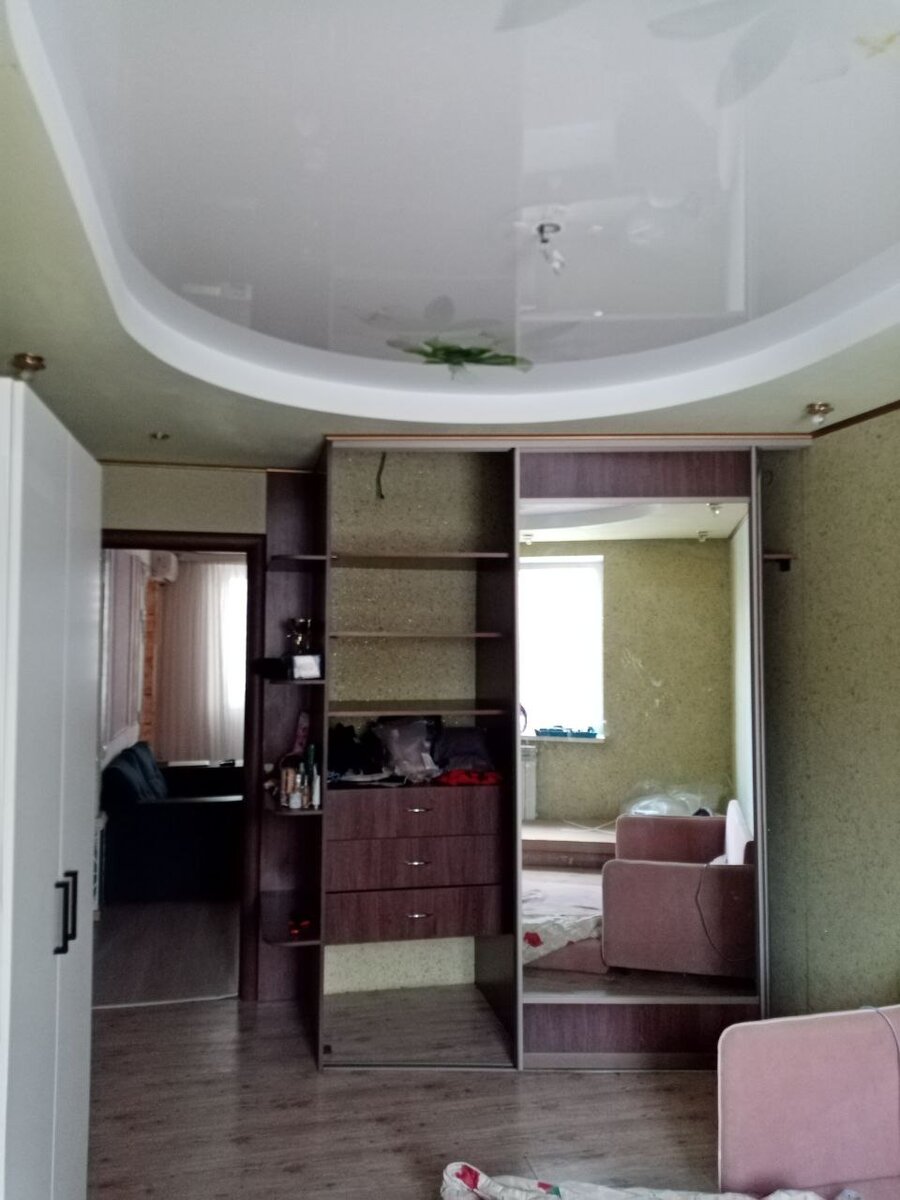 Шкаф продали на Авито, он большой и выглядит очень неопрятно, вечно в пыли.