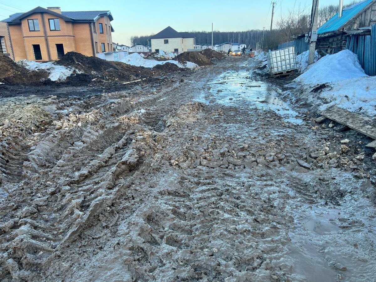 Все еще главная беда, минимум – вторая: россияне жалуются, что утопают в  грязи, застревают на дорогах скорые и пожарные | Тульская служба новостей |  Дзен