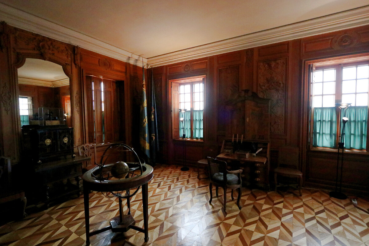 Большой Петергофский Дворец. Дубовый кабинет Петра I.